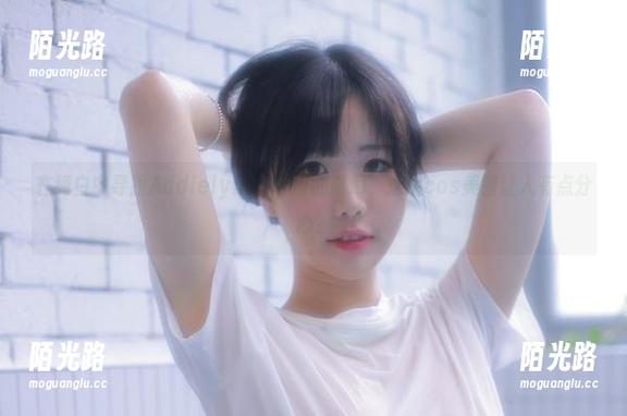 在纯白中寻找Addielyn(에디린)的奇幻，这组cos美图让人有点分心？