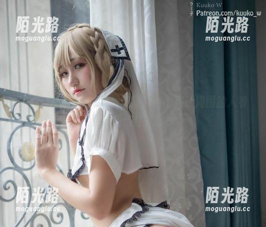 原图：KuukoW手捧美脚，小心别让周围的人看到我悄悄红了脸。