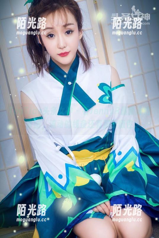 TouTiao头条女神 - 看JennyR最新泳池套图，流动的线条还有那份随性
