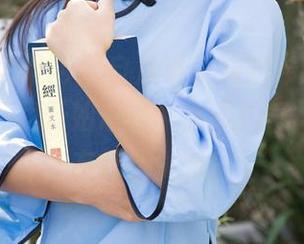 UGirls尤果网 – 自从看了周妍希的“女王”写真，我开始思考，女王的气场和早餐有什么关系？