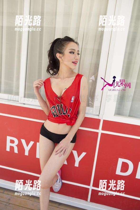UGirls尤果网 - 哟，这位秘书，李易童的写真说不定藏着心事