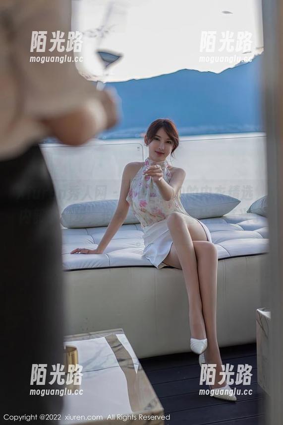 Xiuren秀人网 - 喵喵JOJO的内衣精选，内部有猫步，但我手里拿个薯片就高兴了。