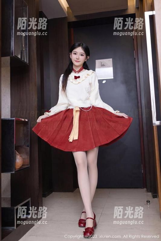 Xiuren秀人网 - 办公室新聊柄：从图库中走出的圆圆酱和她的女友。