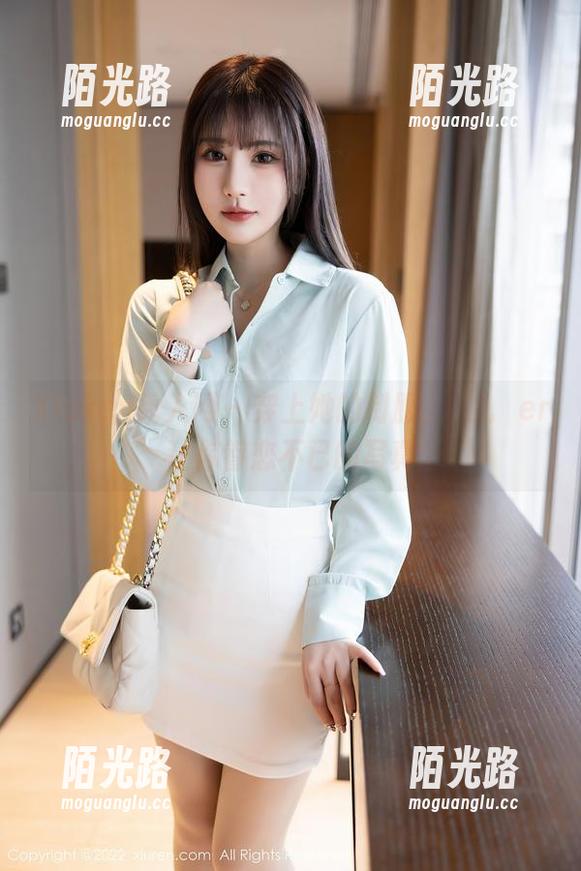 Xiuren秀人网 - 穿上她的制服，玥儿玥er让你眷恋不已的写真