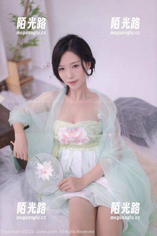 Xiuren秀人网 - 赵万灵的白色作品，让人隐隐期待一丝色彩