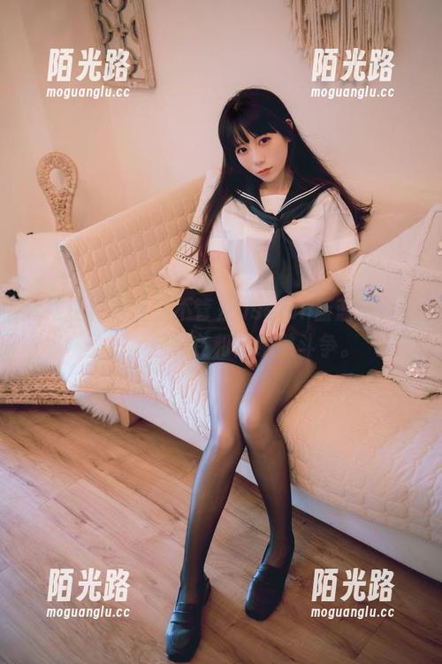 旗袍这种东西，不管是usejan蓝蓝还是无圣光，都是在和传统做斗争。
