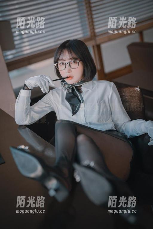 泳池奇遇——yeeun孙乐乐的嬉水逃脱计划图集，真是想象不到的乐趣！