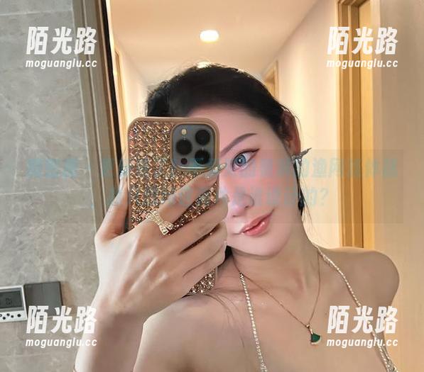 微密圈 - 更新来了！不爱笑的赛琳的渔网连体袜，我只想问这亮片是谁设计的？