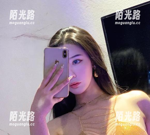 微密圈 - 图集更新：不爱笑的赛琳的身材让我开始考虑做一次变形记