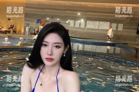 微密圈 - 你以为黑丝系列只是好看而已？不爱笑的赛琳的图集让我沉迷啊！