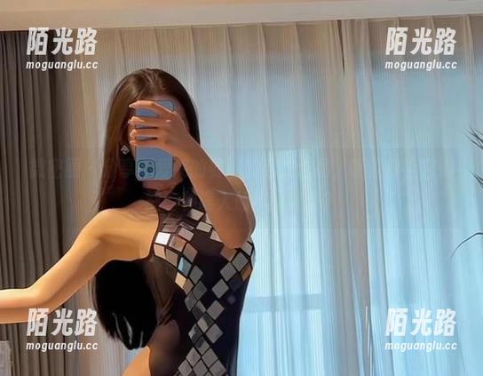 微密圈 - 分享不爱笑的赛琳的毛衣作品，听说穿上它们能有种误入仙境的效果？