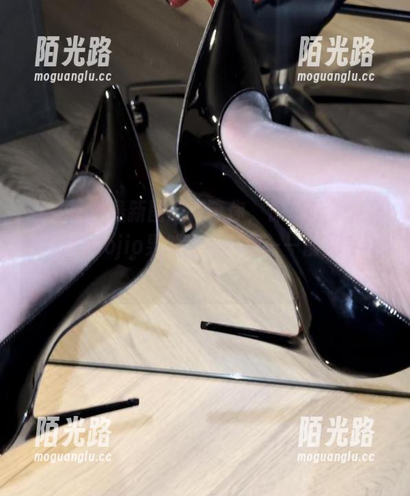 微密圈 - 最新图册在等你，保守的二舅妈的香香jiojio果然没有随便——前期工作太猛了。