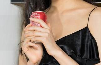 克拉女神 – 赵雨静的少女写真，透过资源我似乎看到了不一样的青春。