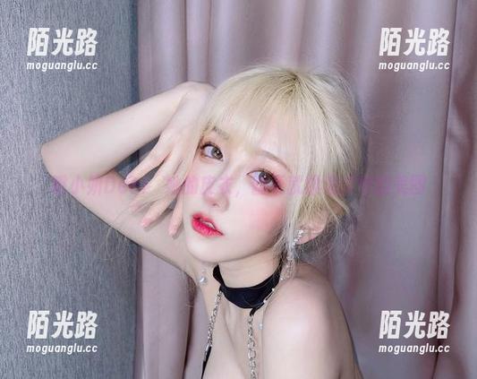 啾小妍Deer與她的皮衣，翻页就像海洋中的美图
