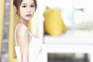 嗲囡囡 – 发掘小蛮妖Yummy的美脚原图，分享给我最爱的青睐之足，嘿嘿。