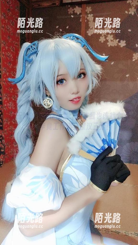 墨玉M的写真作品集：也许我也该找个秘书，毕竟工作满分撩汉三分！