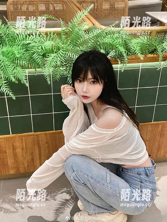 小心！大肉丸Amiee的图包里的全套睡衣，可能会让你晚上想多一些。