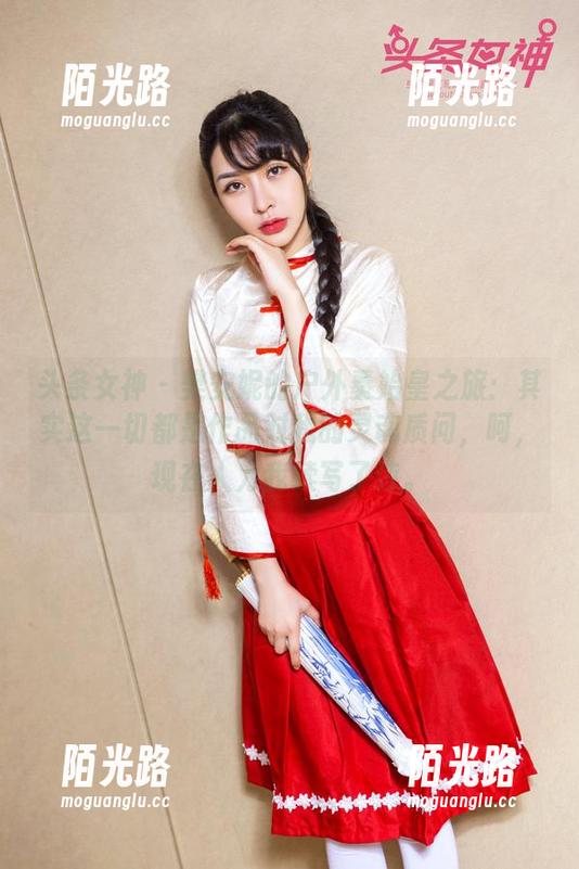 头条女神 - 樊安妮的户外秦始皇之旅：其实这一切都是作品对我的灵魂质问，呵，现在人为我续写了诗。