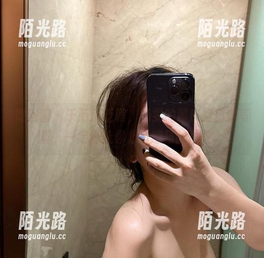 微密圈 - 千万别眨眼，奶雯的黑皮裙精选写真，一定有让你心猿意马的片段。