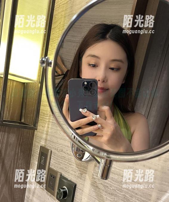 微密圈 - 奶雯求小秀！这些套图不会让你失望，下载走起！