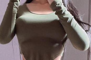 微密圈 – 姐姐Lalion制服照，原图里的她迷离中透着淡淡的俏皮，一点也不过火。