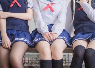 图片呈现了“小野妹子w”在浴缸里的妙趣横生，忍不住想多分享几次。