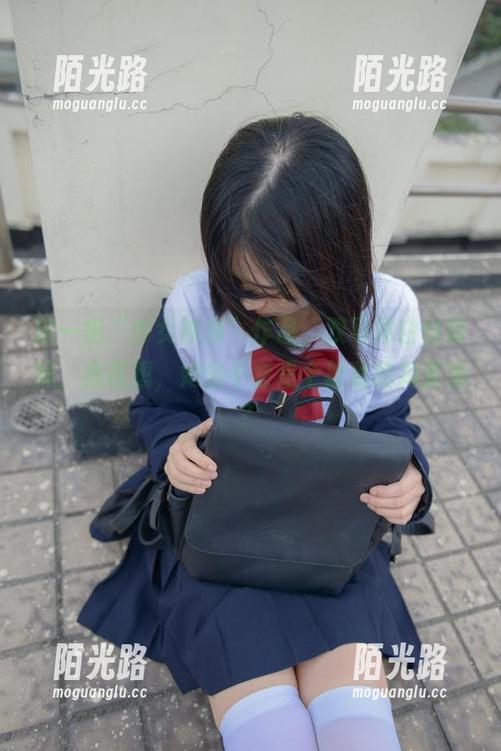 这一组“少女秩序”作品，双马尾白丝萌妹，我在想，她会不会是个隐秘的捣蛋鬼？