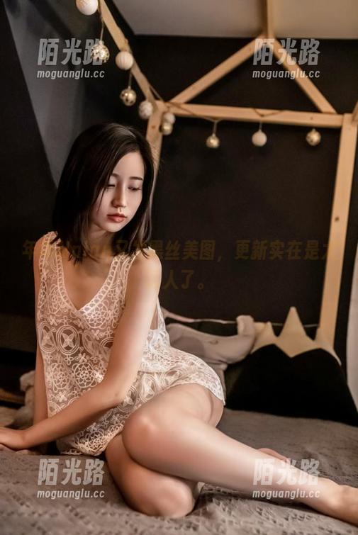 年年Nnian又发黑丝美图，更新实在是太诱人了。