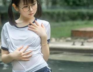 幼水铃衣在兔子洞的写真私拍好让人傻眼，初音未来居然也来了