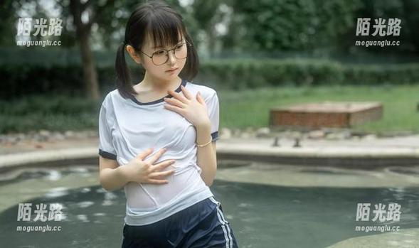 幼水铃衣在兔子洞的写真私拍好让人傻眼，初音未来居然也来了