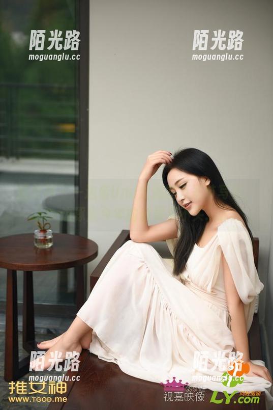 推女神 - 一边看Una尤娜的万圣节写真，一边琢磨今年的糖果买不买......