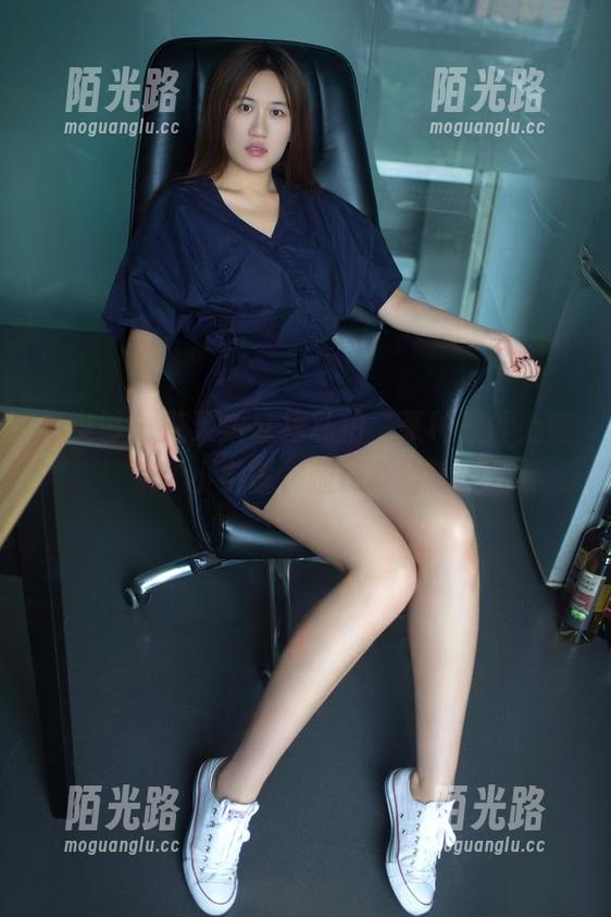 推女郎 - 艾栗栗红裙私拍，某种程度上惊呆了小宇宙，腿长真的罪！