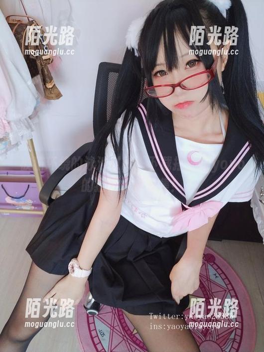 被猫环绕的泳池时光：下载摇摇乐yoyo的猫柄水着合集！