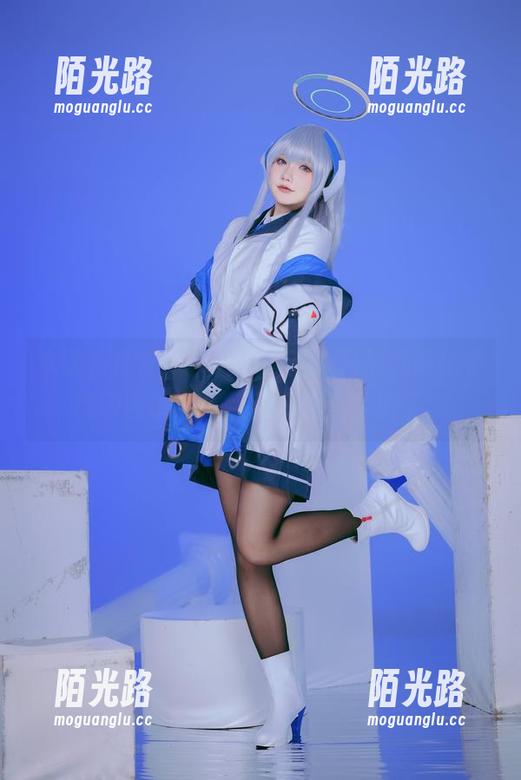 是一只熊仔吗 本以为是普通的礼服,是一只熊仔吗给在线原图增添了点戏剧性,太赞了。