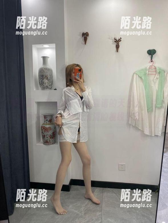 微密圈 - 在杨大乐乐很靠谱的天台上，免费网站体验，收获满满的视线停留。