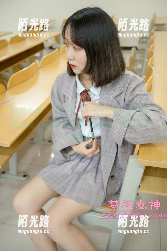 梦丝女神 - 来分享一下璇璇的泳衣图包！我想说，这得有多显眼才能让大家放下手中的事？