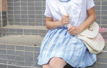梦丝女神 – 香萱以女孩的姿态，打包送上她的写真套图，别太激动！