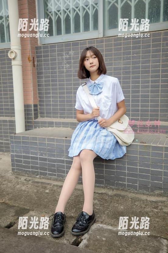 梦丝女神 - 香萱以女孩的姿态，打包送上她的写真套图，别太激动！