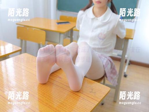 森萝财团 - 这组月下001完全成了我的心头好，小夜在肉丝里的姿态，难以形容的悸动，原图太惊艳了！