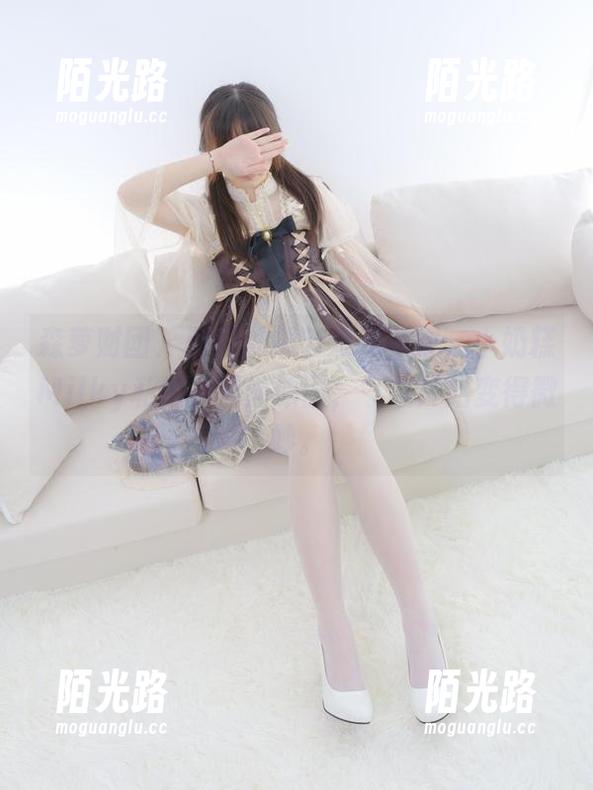 森萝财团 - 腰间的细节没法不提，小奶糕Milky私拍裤里丝原图，气氛开始变得微妙。