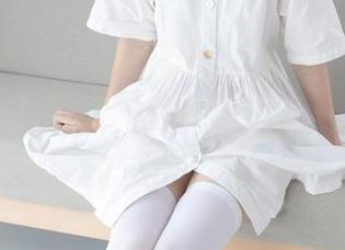森萝财团发布：窗台的白丝少女，好似在等谁，或者只是在思考人生？