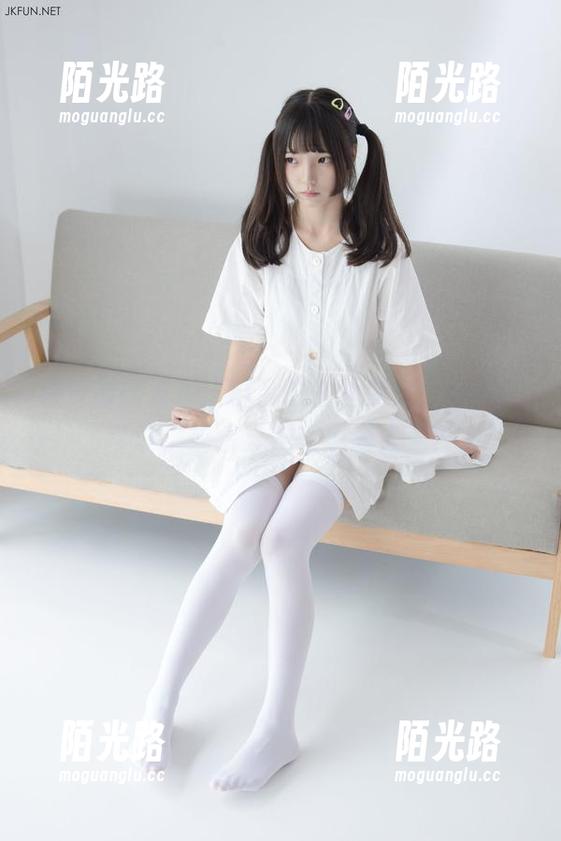 森萝财团发布：窗台的白丝少女，好似在等谁，或者只是在思考人生？