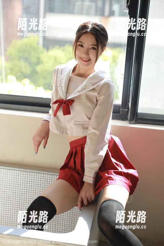 模范学院 - 看到Yuli黄佳丽的白色美图，我在想：这白色到底是服装好还是她好呢？