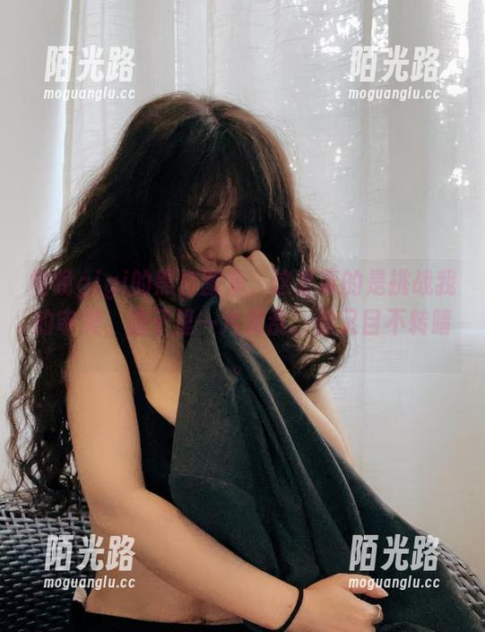 樱晚gigi的黑白图集，这套真的是挑战我的审美，脑子里一片混乱，但又目不转睛。