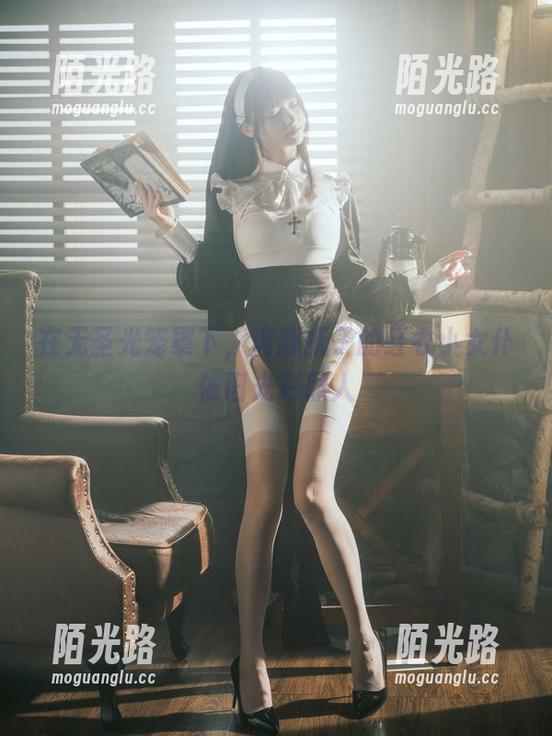 在无圣光笼罩下，河豚抚子的红衣小女仆依旧光彩照人