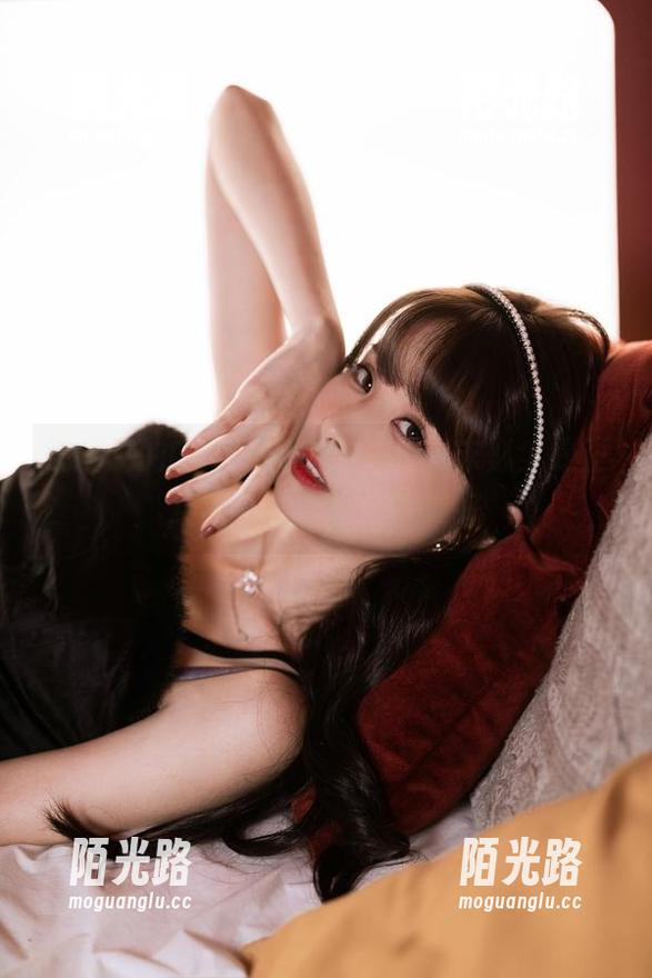 泥泥汝的OL女郎B图集更新，未必全是正经事儿，轻松自在就好