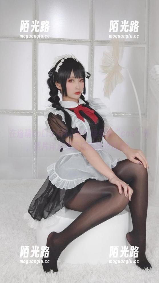 在洛璃LoLiSAMA的红裙里寻“cos”外，照片洋溢着无法抵挡的魅力！