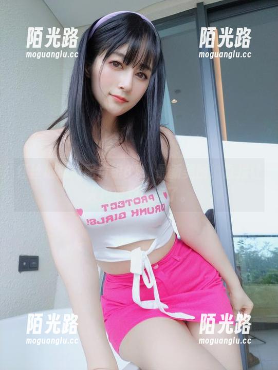 红丝绒旗袍配白银81，最新美图，直接让人想要划重点了。