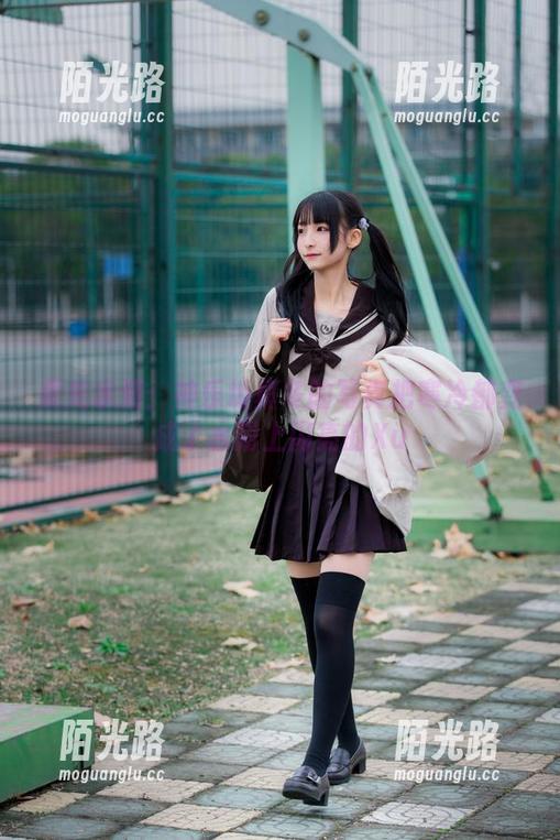 神乐坂真冬 柔光水滑:神乐坂真冬的写真把寒冷都变成了水附上闪亮的Xu