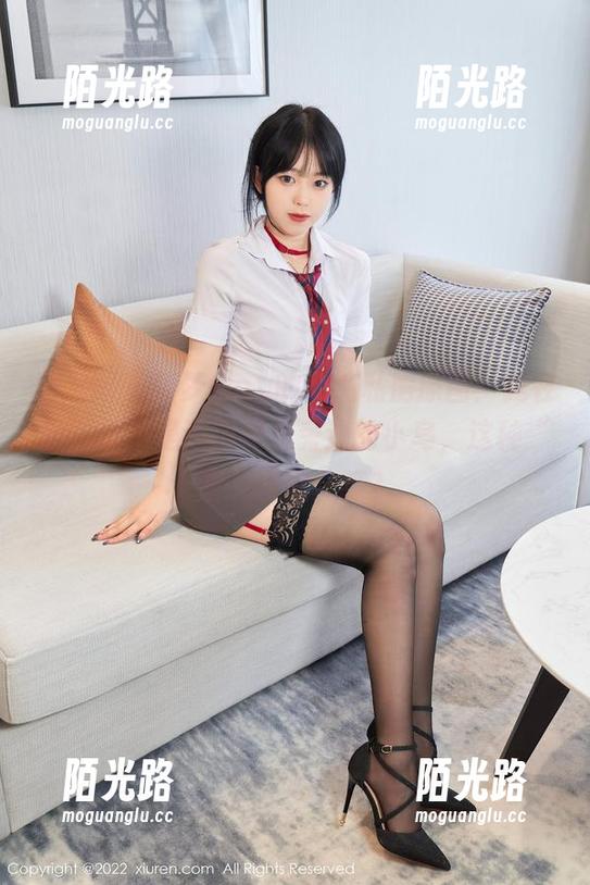 秀人网 - 晓梦may的清纯私房原图：我在想，是不是还得问问旁边的小鸟，这种“清”该怎么算？